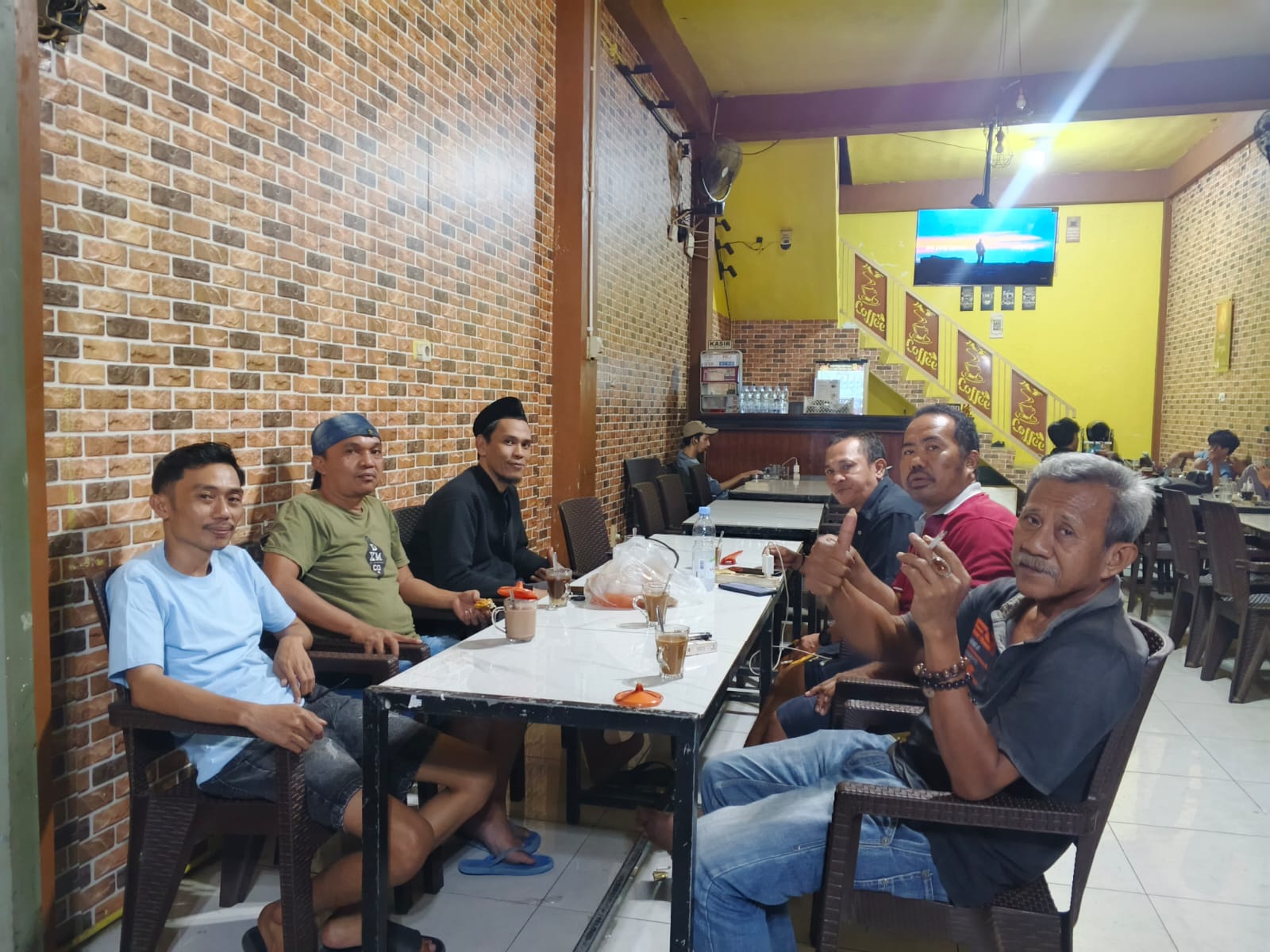 🔥 BUKAN RAPAT RESMI, TAPI HASILNYA LUAR BIASA! Malam "Nyerumput Kopi" RT-RW Kelurahan Lembang Bukti Kekompakan Tanpa Batas